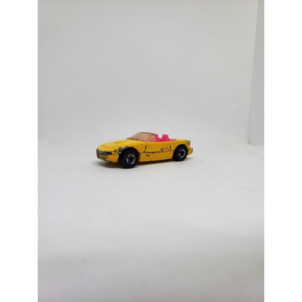 Hot Wheels Vintage 1990 Mazda Miata MX-5 (Yellow With Pink Seats) Car...........